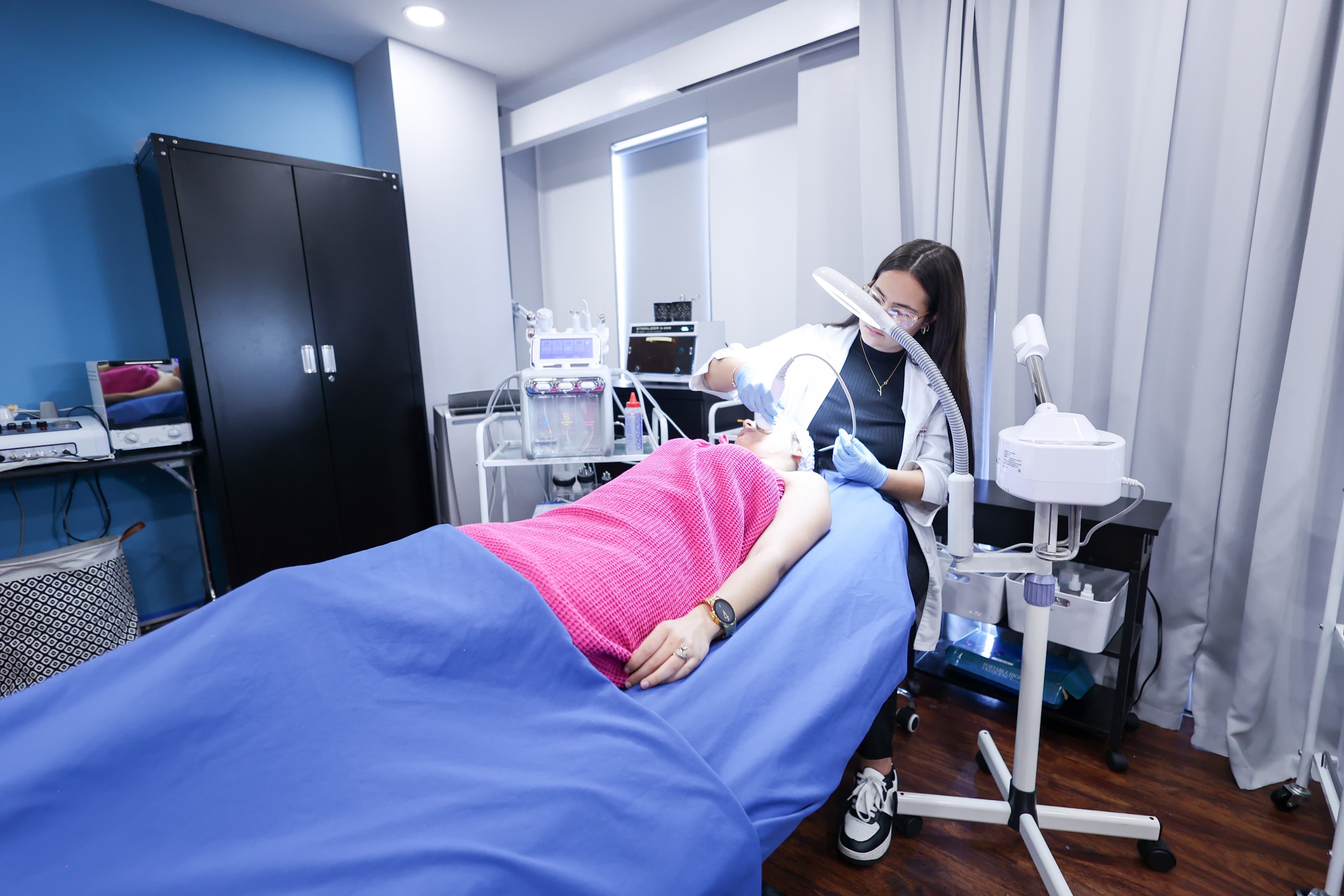 Estudiantes de Nouvelle Institute en clase práctica