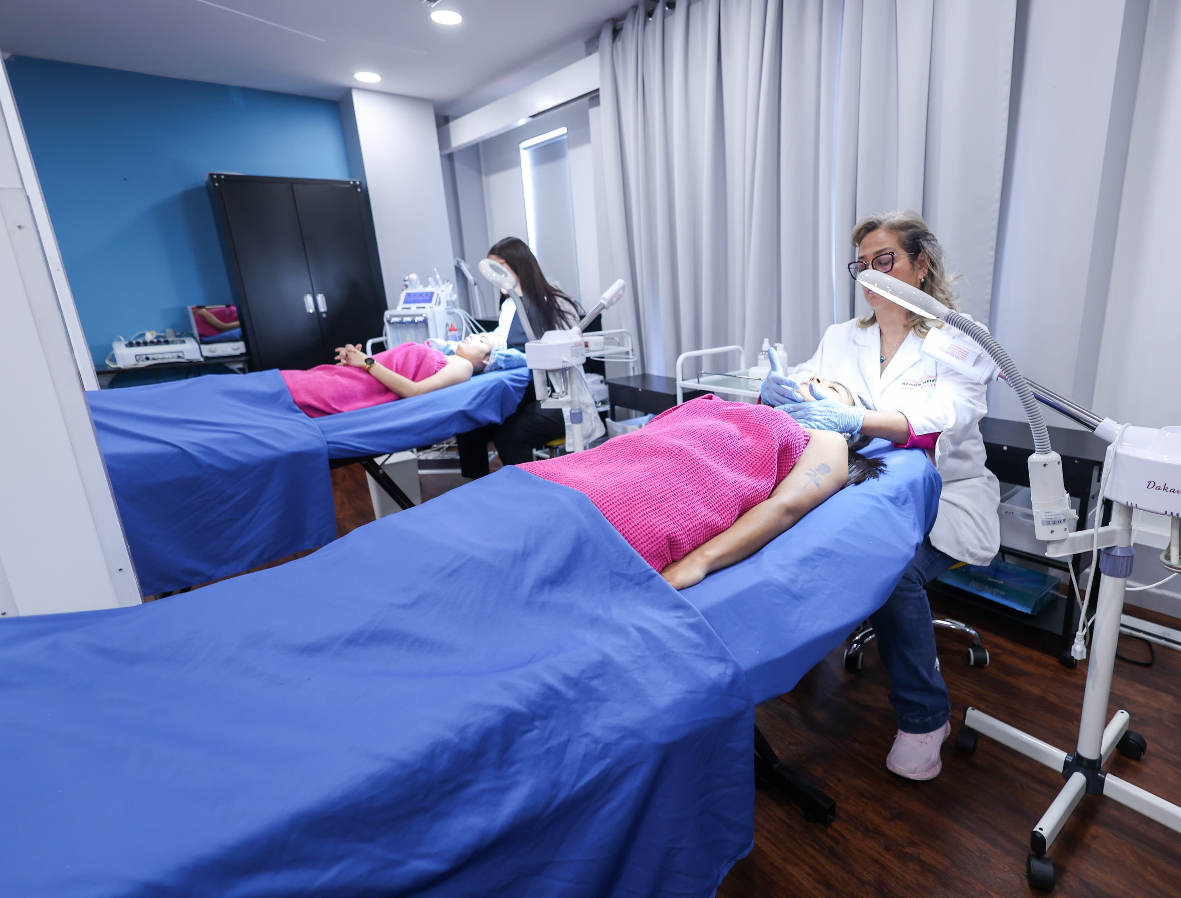 Estudiantes de Nouvelle Institute en clase práctica