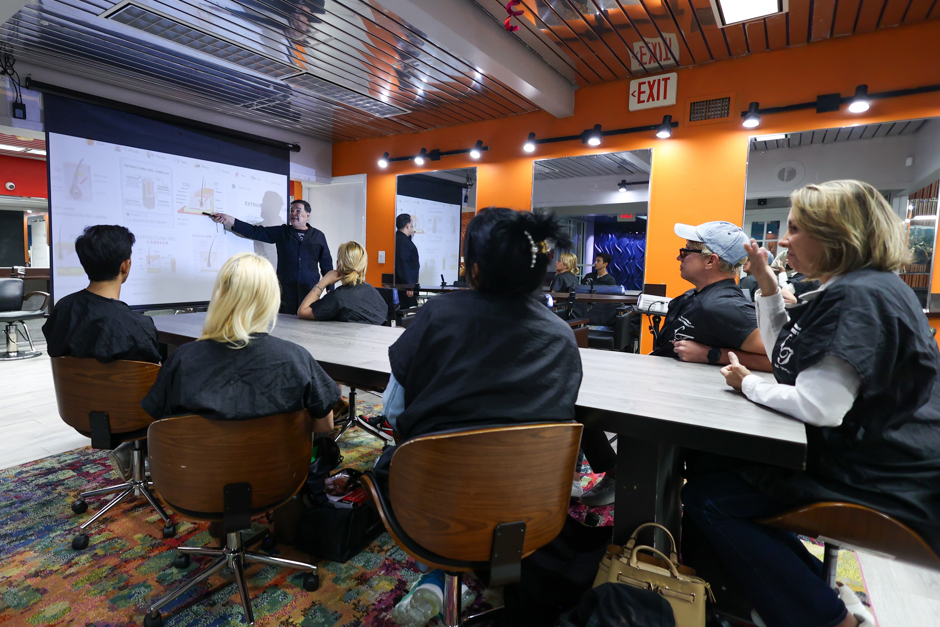 Estudiantes de Nouvelle Institute en clase práctica