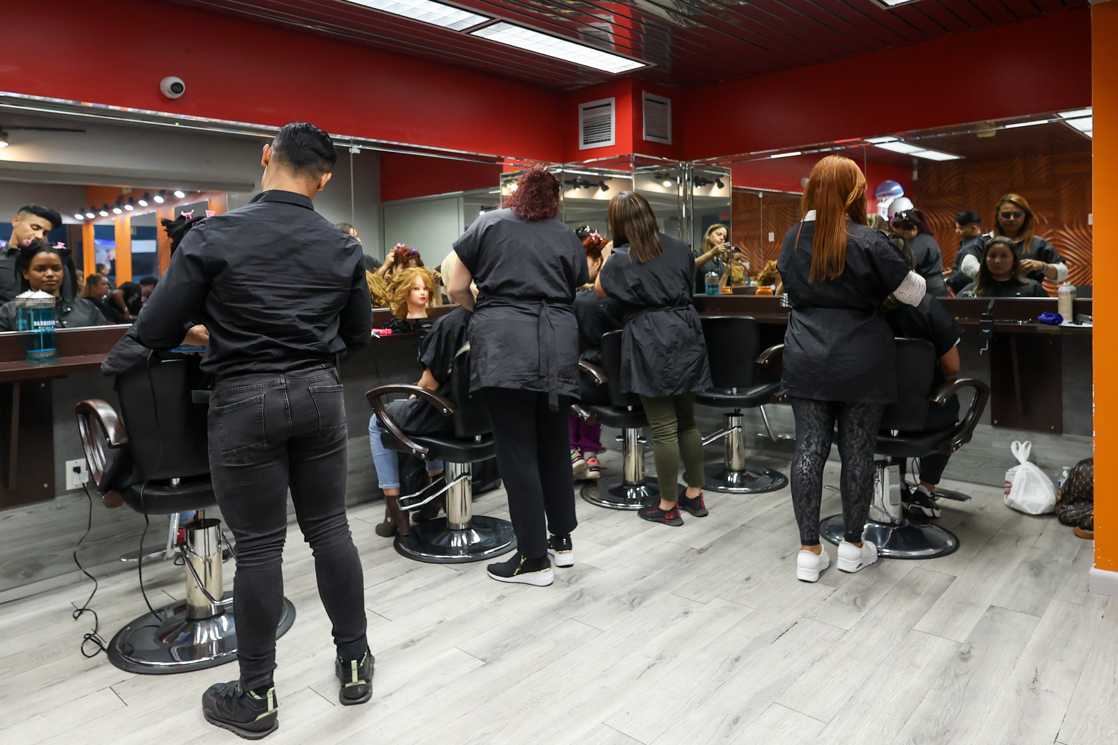 Estudiantes de Nouvelle Institute en clase práctica