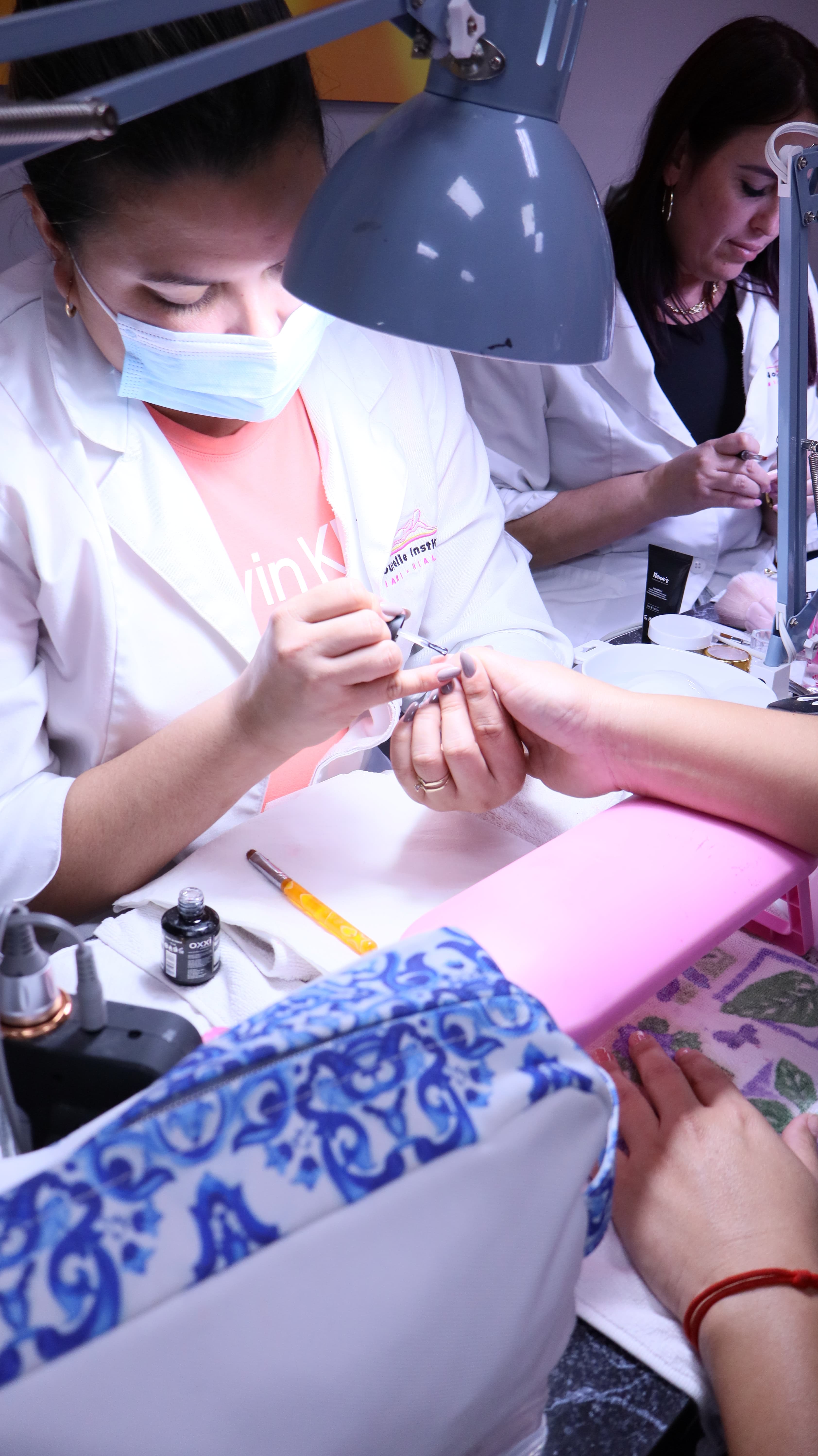 Estudiantes de Nouvelle Institute en clase práctica