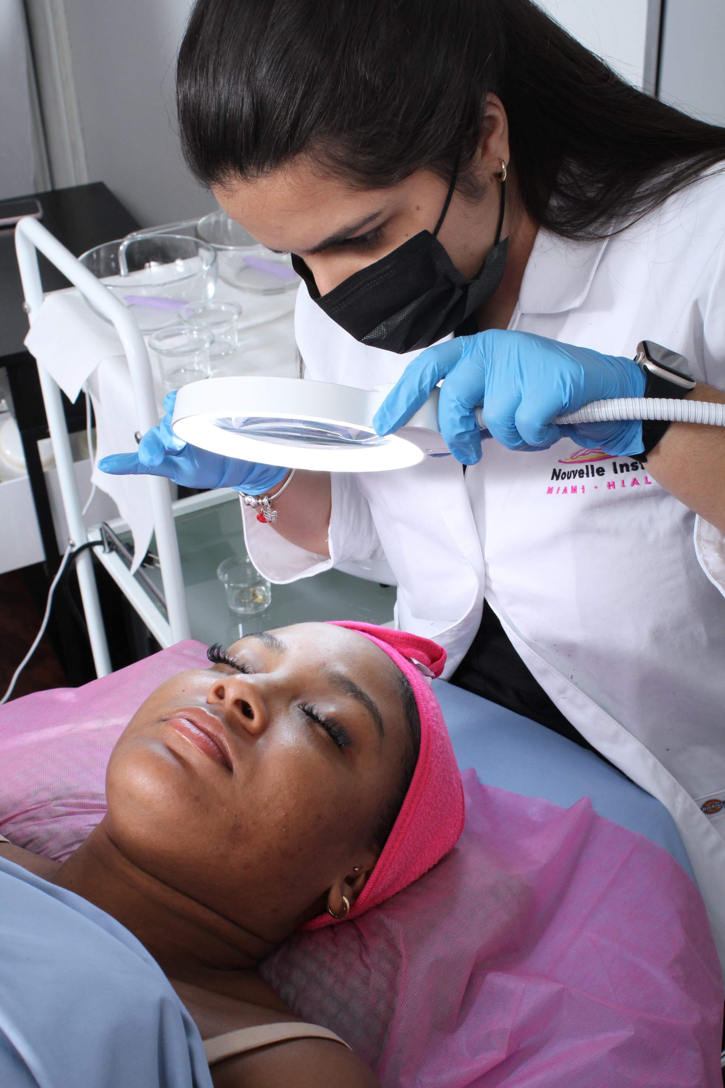 Estudiantes de Nouvelle Institute en clase práctica